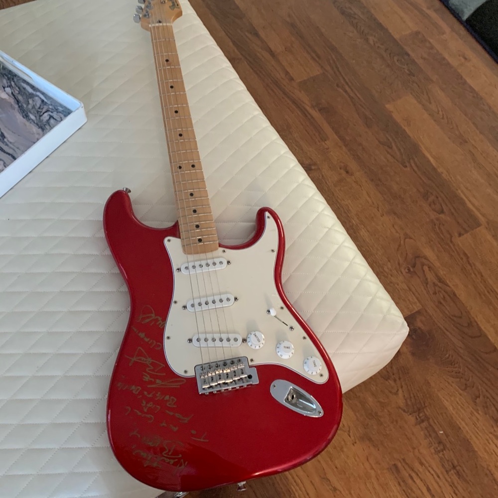 Red Fender Stratocaster signed by Bret Michaels - Picture 3 of 8
